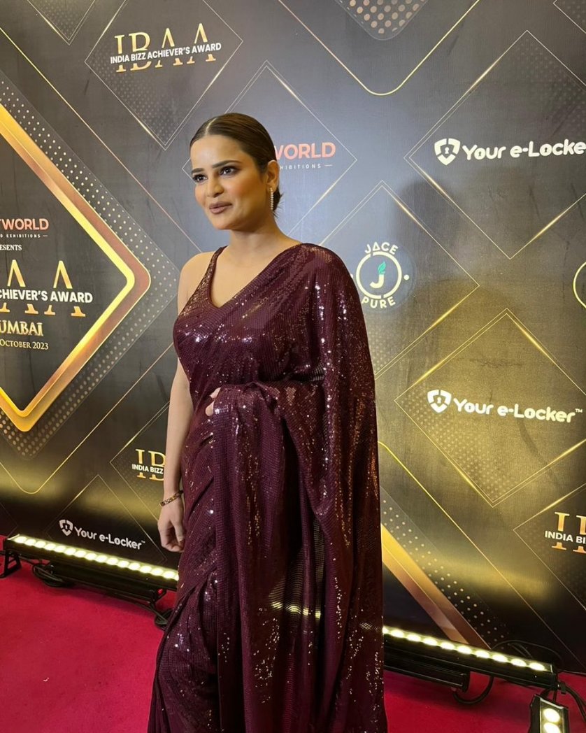 talkingbling's tweet image. Celebrity Guest Ameesha Patel along with Archana Gautam, Sushweta Tewary, Jasleen Matharu and Aleeza Khan attended the red carpet of IBAA- India Bizz Achiever's Award✨
.
.
.
.
#IBAA #IndiaBizzAchieverAwards #purplestarentertainment #awards #celebrities #evening #talkingbling