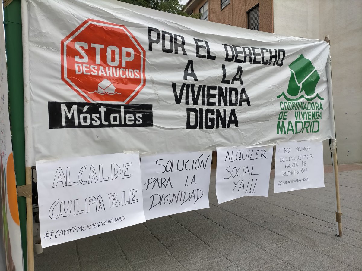 StopDesMostoles's tweet photo. #CampamentoDignidad Día 59.- y 46 de Huelga de Hambre.
Resistimos en la plaza mientras no tengamos soluciones de vivienda. @viviendaCMadrid  @ComunidadMadrid https://t.co/r5QmT4LEHx