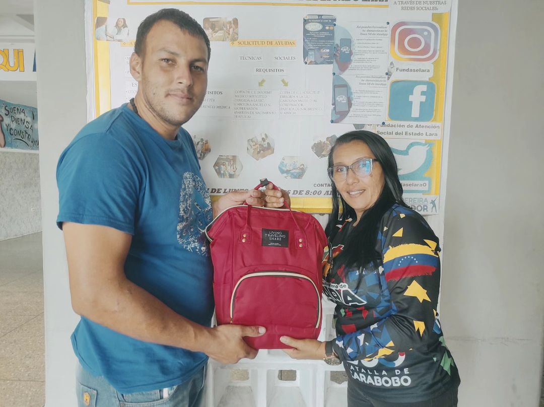 FundaselaraO's tweet image. #4Oct Siguiendo los lineamientos de la presidenta de Fundasel, Lcda. Carolina Anuel, la gran familia de la fundación  hacen entregas de ayudas sociales y técnicas beneficiando al pueblo de Lara. 

#SomosMayoríaDePaz

@NicolasMaduro
@AdolfoP_Oficial
@gobiernodelara
@Dsociallara01