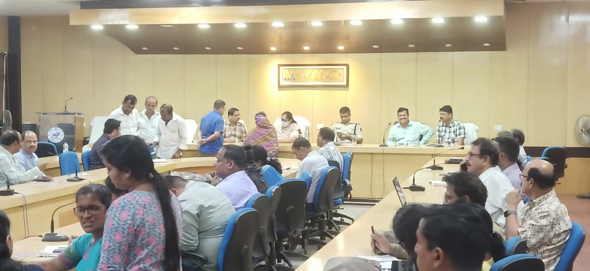 CollectorJspur's tweet photo. ସଦଭାବନା ସଭାଗୃହରେ ଅନୁଷ୍ଠିତ ଯୁଗ୍ମ ଜନ ଅଭିଯୋଗ ଶୁଣାଣି ଶିବିରରେ ଜିଲ୍ଲାପାଳ,ଆରକ୍ଷୀ ଅଧିକ୍ଷକ,ଜିଲ୍ଲା ପରିଷଦର ଅତିରିକ୍ତ ବିକାଶ ଅଧିକାରୀ,ଉପଜିଲ୍ଲାପାଳ,ଅନ୍ୟାନ୍ୟ ଜିଲ୍ଲାସ୍ତରୀୟ ଅଧିକାରୀମାନଙ୍କ ଉପସ୍ଥିତିରେ ପଞ୍ଜିକୃତ ୯୬ଟି ଅଭିଯୋଗର ଶୁଣାଣି କରାଯାଇଥିଲା । ୯ଟି ଅଭିଯୋଗର ତତ୍କାଳ ଫଇସଲା କରାଯାଇଥିଲା  @CMO_Odisha @gapg_dept https://t.co/3bHBNvZXSC