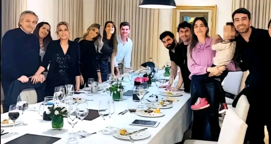 AbiFranzutti's tweet photo. 🛑"¿Cómo vas a votar a milei?" Vamos a perder nuestros derechos
 Los derechos: (-ABRO HILO-)🧵
 
Alberto y su familia se juntaban a festejar y a chupar mientras los argentinos estábamos en cuarentena sin poder salir a trabajar, viendo como nuestros seres queridos morían. ⬇️ https://t.co/Xels0dSfnN