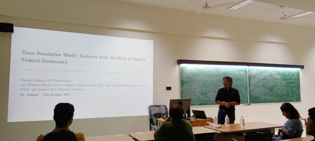 CMCE_iitj's tweet image. Some scenes from an interesting talk by @DeepakEcon and interaction with our faculty over food, chats and shayaris 🎉