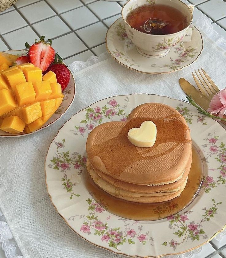 rainbow_explode's tweet image. heart pancakes 🥞🌿🌸☕