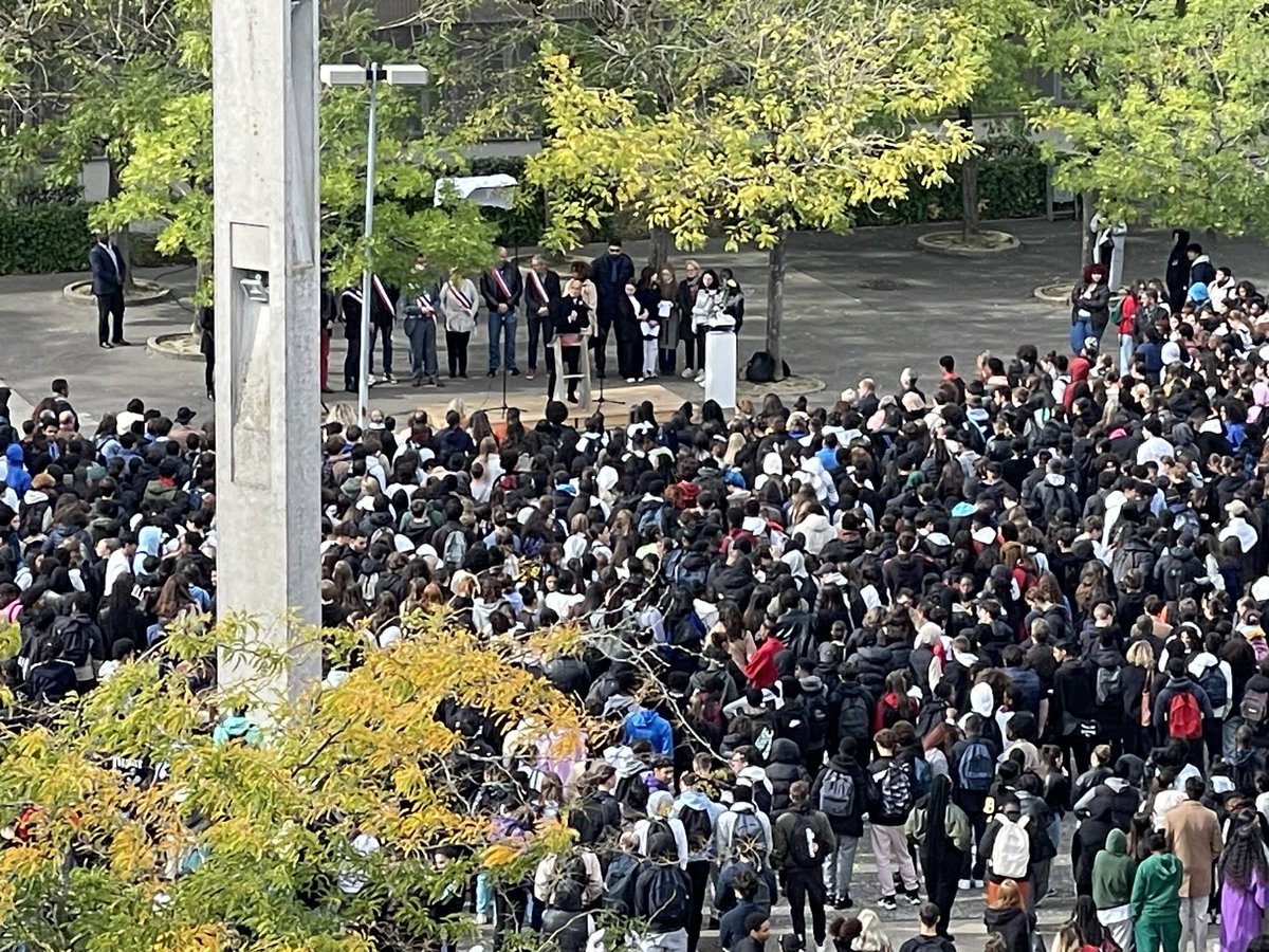 NGUYEN DUC LONG Domy (@proviseurkarate) on Twitter photo Une très belle minute de silence dans la cour du lycée Doisneau avec tous les membres de la communauté éducative et les élus de la ville de <a href="/Corbeil91100/">Corbeil-Essonnes</a> Un moment fort d’unité face à l’innommable qui a meurtri notre École. Nous sommes toujours debout pour défendre nos valeurs. Une très belle minute de silence dans la cour du lycée Doisneau avec tous les membres de la communauté éducative et les élus de la ville de <a href="/Corbeil91100/">Corbeil-Essonnes</a> Un moment fort d’unité face à l’innommable qui a meurtri notre École. Nous sommes toujours debout pour défendre nos valeurs.