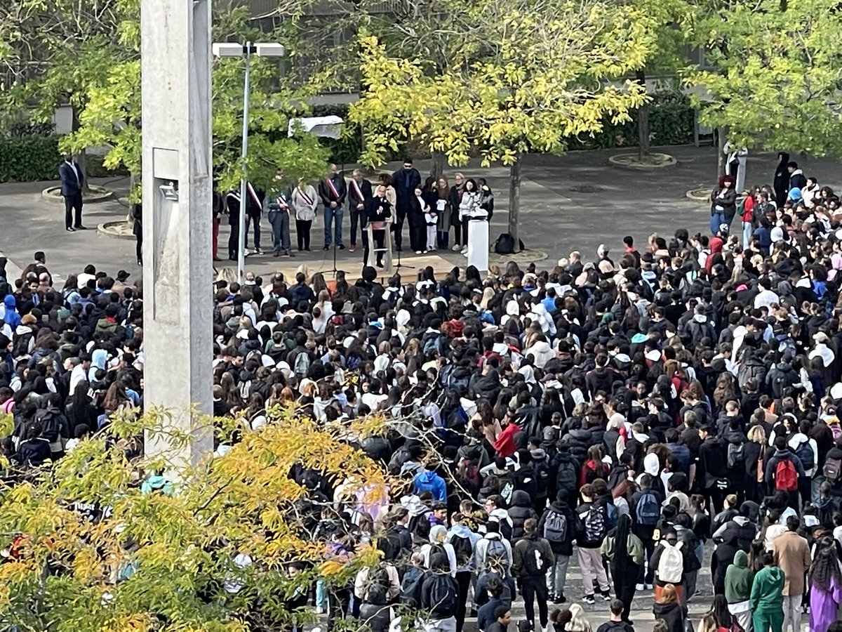 Une très belle minute de silence dans la cour du lycée Doisneau avec tous les membres de la communauté éducative et les élus de la ville de @Corbeil91100 Un moment fort d’unité face à l’innommable qui a meurtri notre École. Nous sommes toujours debout pour défendre nos valeurs.