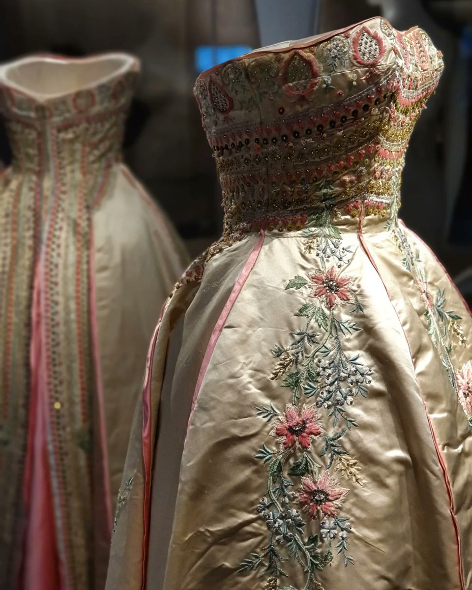 Fabulous
#FashionCity @MuseumofLondon has everything I love in an exhibition - maps (& plenty of them) people-centred stories, social history & really good London objects - including this gorgeous dress.