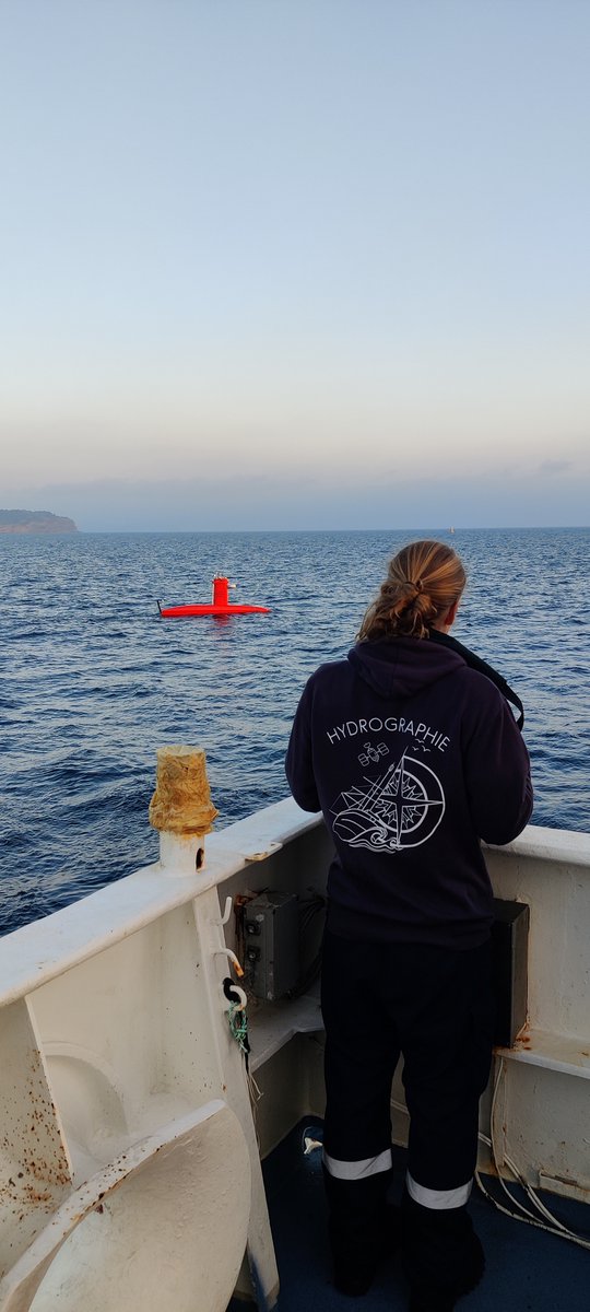 shom_fr's tweet photo. 👀Une hydrographe du Shom pilote le drone de surface DriX, actuellement en essais à bord du Beautemps-Beaupré dans le cadre du programme #CHOF.
@MarineNationale @DGA https://t.co/8gBjoolvip