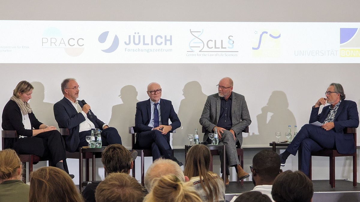 Deutsches Referenzzentrum für Ethik i. d. Biowiss. (@drze_bonn) on Twitter photo #EthikForum – Podium:
Unter der Moderation von Prof. Gert Scobel (<a href="/3sat/">3sat</a>), beleuchten Prof. Udo Di Fabio (<a href="/UniBonn/">Rheinische Friedrich-Wilhelms-Universität Bonn</a>), Prof. Ulrich Schurr (<a href="/IBG2Plant/">FZ Jülich-IBG2</a>), Prof. Sandra Venghaus (<a href="/fzj_iek/">FZ Jülich ENERGIE UND KLIMA / Energy & Climate</a>) und Prof. Maximilian Weigend (<a href="/BonnGardens/">Bonn Botanic Gardens</a>) die Implikationen des #Biodiversitätsschutz|es. #EthikForum – Podium:
Unter der Moderation von Prof. Gert Scobel (<a href="/3sat/">3sat</a>), beleuchten Prof. Udo Di Fabio (<a href="/UniBonn/">Rheinische Friedrich-Wilhelms-Universität Bonn</a>), Prof. Ulrich Schurr (<a href="/IBG2Plant/">FZ Jülich-IBG2</a>), Prof. Sandra Venghaus (<a href="/fzj_iek/">FZ Jülich ENERGIE UND KLIMA / Energy & Climate</a>) und Prof. Maximilian Weigend (<a href="/BonnGardens/">Bonn Botanic Gardens</a>) die Implikationen des #Biodiversitätsschutz|es.