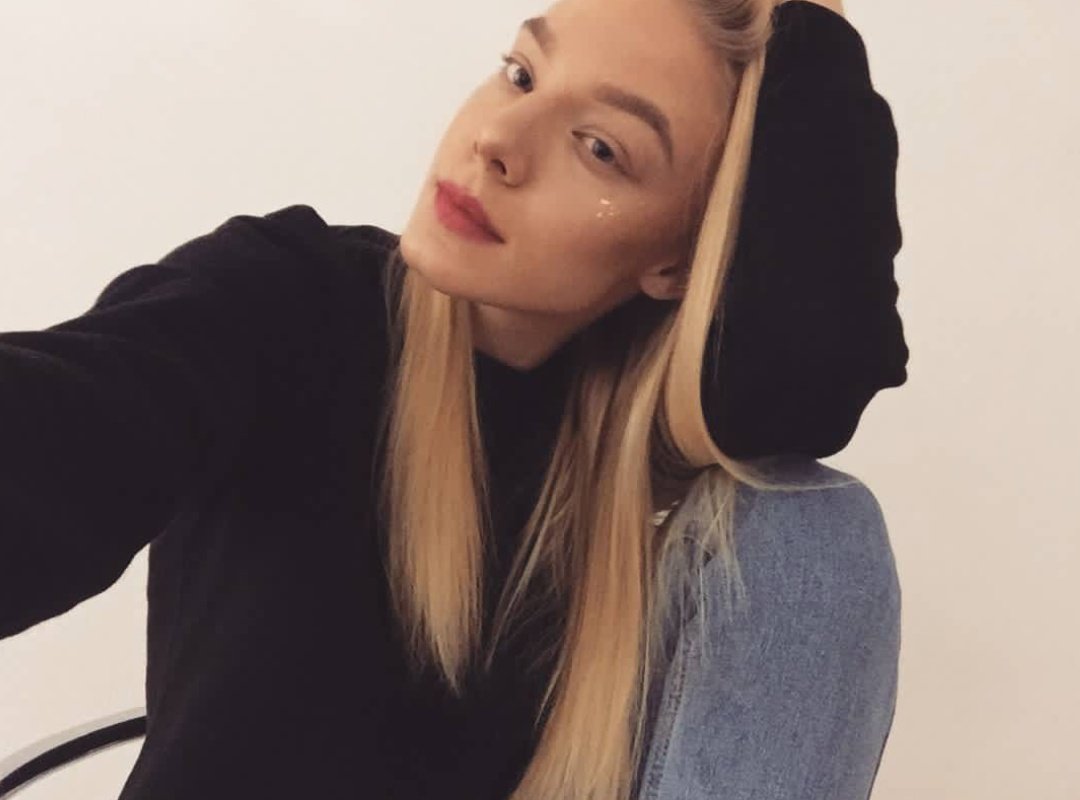 ⠀
⠀ заставь влюбиться в эту осень; 
⠀ закаты в полседьмого вечера
 ⠀для двоих.