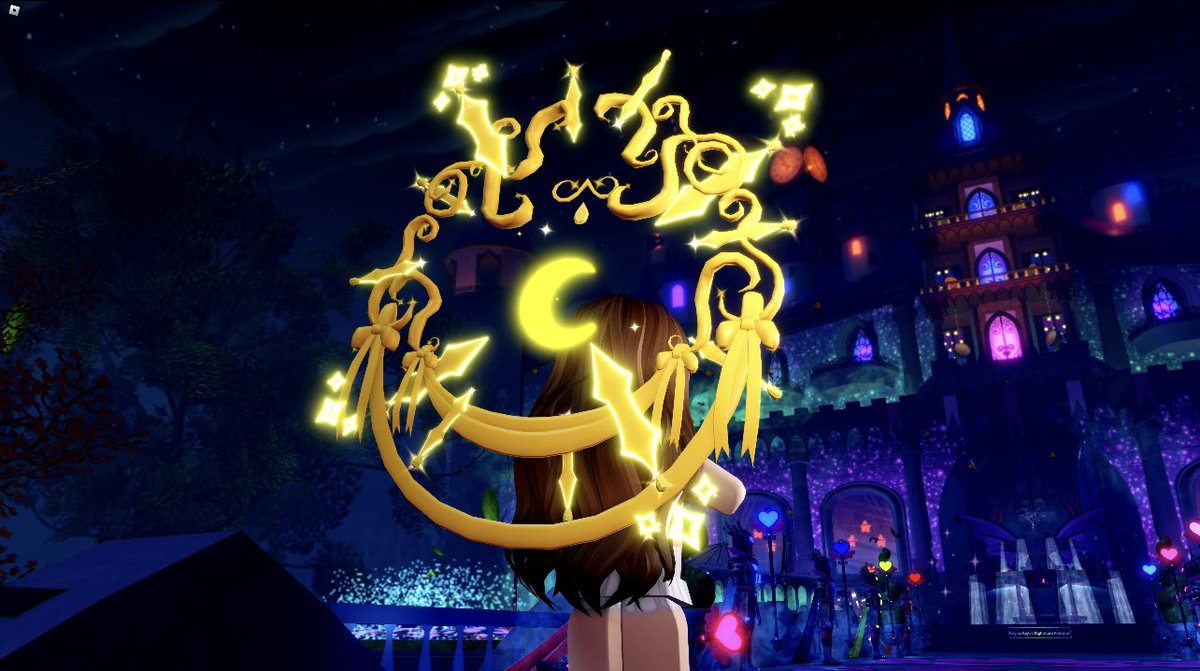 PoaLovelie's tweet photo. I am so jealous 😭 Halo is so pretty! 
Pics by @Sadie_V_  🩷🧋
Honestly, it reminds me of Witching Hour Halo, but I still think it's cool!
What are your thoughts on this halo, guys?
#royalehigh #royalehighcampus3 #royalloween #royalehighhalo #royalehighupdate https://t.co/2NTedUTeYi
