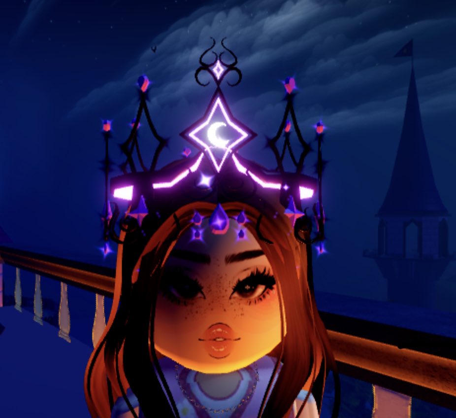 PoaLovelie's tweet photo. I am so jealous 😭 Halo is so pretty! 
Pics by @Sadie_V_  🩷🧋
Honestly, it reminds me of Witching Hour Halo, but I still think it's cool!
What are your thoughts on this halo, guys?
#royalehigh #royalehighcampus3 #royalloween #royalehighhalo #royalehighupdate https://t.co/2NTedUTeYi