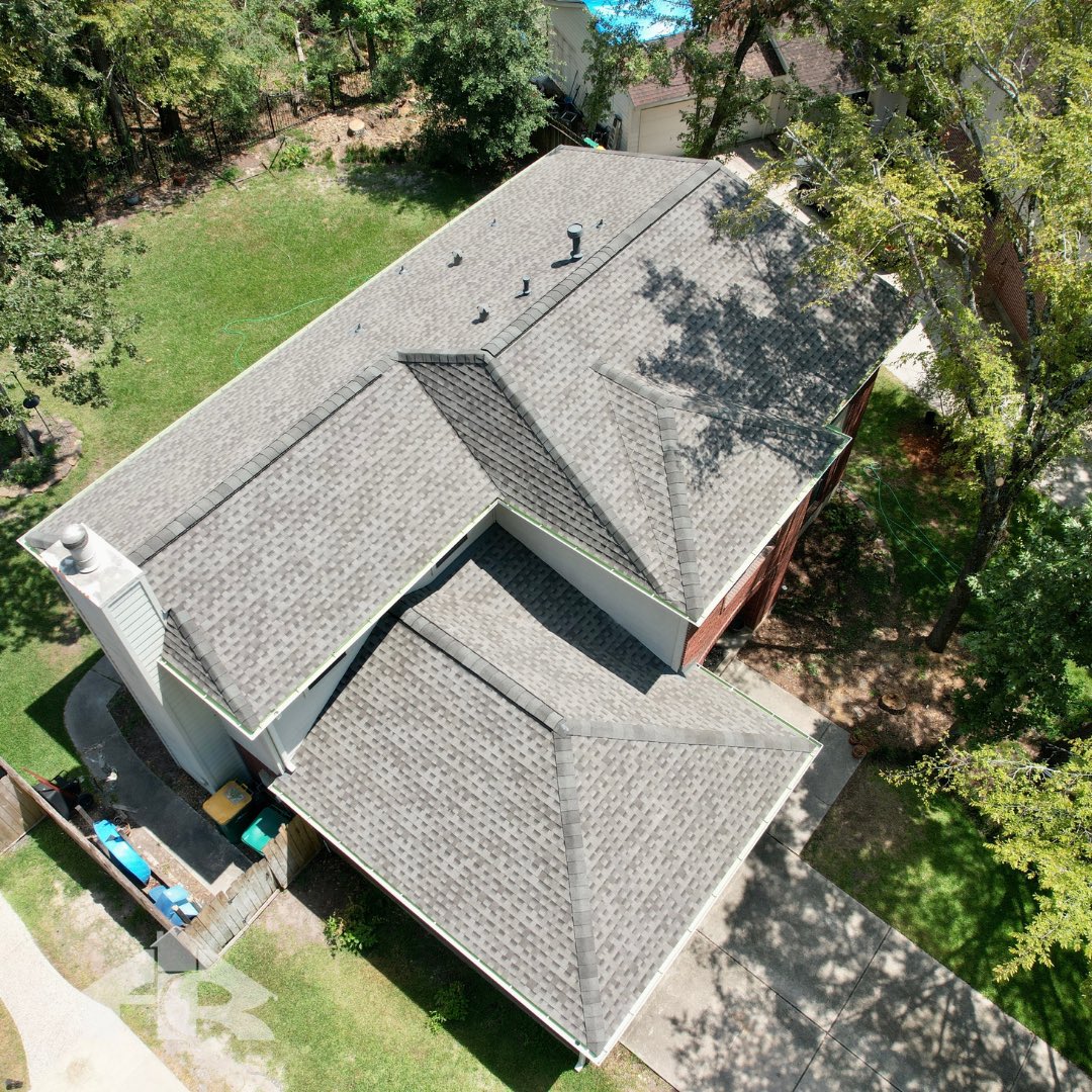 Starting off the week with #RoofMakeoverMonday! Another Class 4 impact resistant roofing system installed. ✔️ 

🏡 @gafroofing Timberline 
🩶 Weatheredwood

Schedule your free inspection today! 
📱 281-367-0466
📍The Woodlands, TX

#RoofInspiration #thewoodlandstx