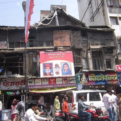 Sandeep73979153's tweet photo. राष्ट्रपिता जोतिबा फुले, सावित्रीमाई फुले यांच्या पदस्पर्शाने पावन झालेली 
भारतातील मुलींची पहिली शाळा असलेली भिडेवाडा ह्या इमारतीच्या 
आता राष्ट्रीय स्मारक होण्याच्या दृष्टीने आज पहिलं पाऊल पडलं...
सर्व फुले शाहू आंबेडकर प्रेमींच अभिनंदन🌱🌻
#भिडेवाडा https://t.co/zeE66J21Z3