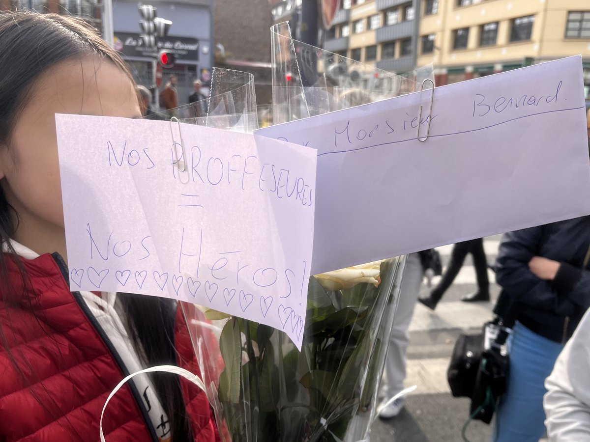letudiant's tweet photo. Un hommage national à Dominique Bernard, l'enseignant assassiné par un terroriste vendredi, a été rendu ce lundi 16 octobre.

Une émotion très vive régnait à Arras, en solidarité avec tous les établissements de France.

l'Etudiant était sur place ➡️ https://t.co/4k8usgpGxM https://t.co/o8KdrZaemw