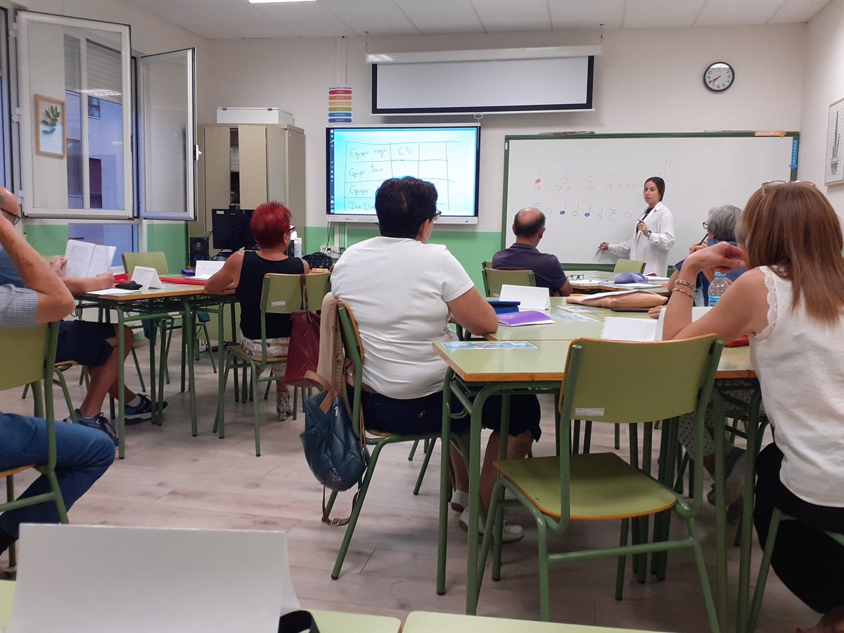 Nuestro alumnado del Taller de Iniciación Musical 🎶 aprende a hacer la Clave de Sol 🎼 y se inicia en Lenguaje Musical 🎵 🎹
#EducaciónMusical #LenguajeMusical #Music @educacyl @CFIEdeSoria @fadultos