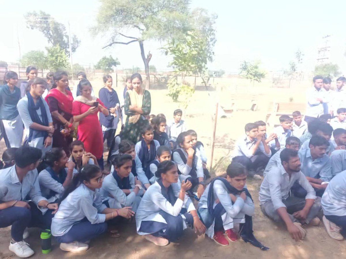 hansi_police's tweet photo. सोशल मीडिया के सही प्रयोग करने के बारे में जानकारी देते हुए आज थाना साइबर क्राइम हांसी पुलिस ने आज ITI हांसी में जागरूकता अभियान चलाया।
@police_haryana @DGPHaryana @SCBHaryana @HisarRange https://t.co/YBVYagdVKH