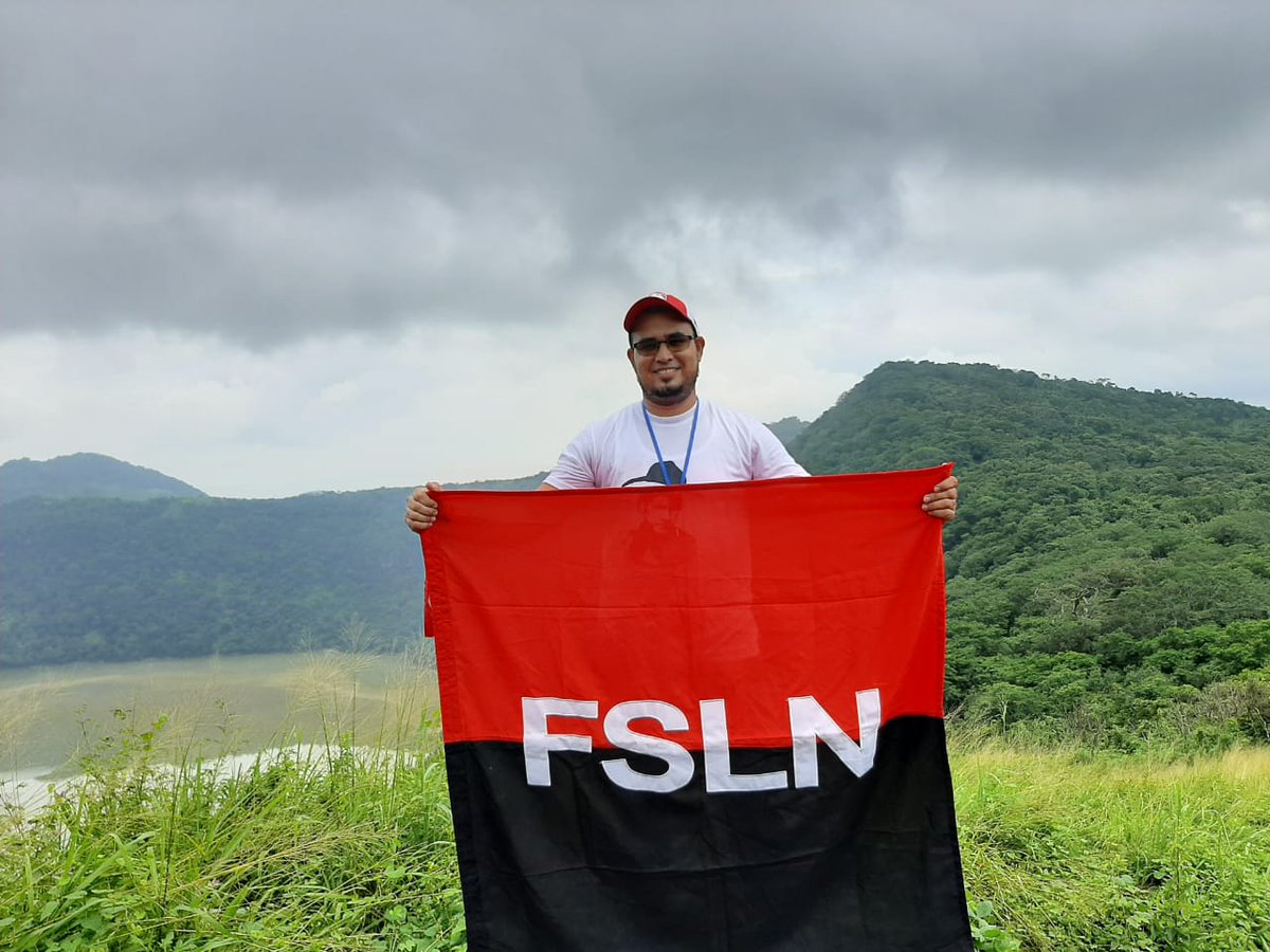 Esta es la bandera 🔴⚫ que cuida nuestra adorada bandera de #Nicaragua 🇳🇮 y nuestro líder indiscutible comandante Daniel Ortega ✌️ #CBCpatria21 #FSLNOctubreVictorioso