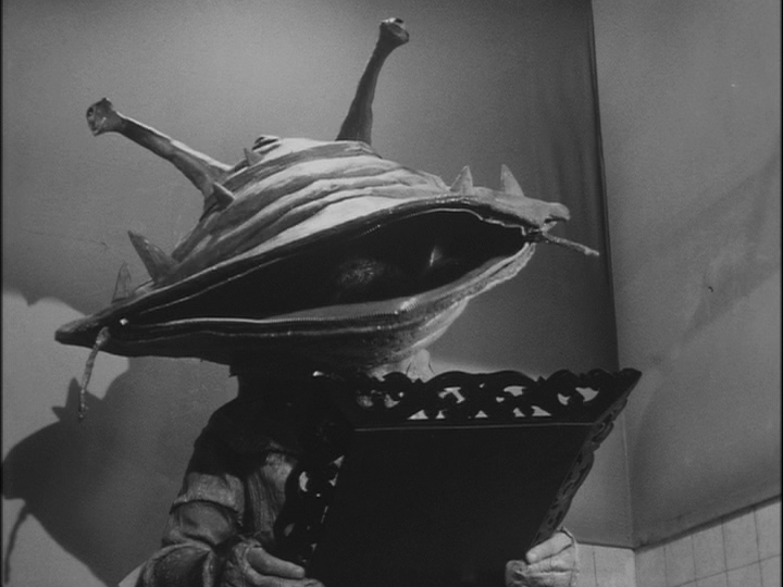 ＃ウルトラQ　＃カネゴン　
カネゴンの繭
「僕どうしよう…カネゴンになっちゃたア…」

…その瞬間妙なる楽の音と共に辺りの風景は溶けるがごとく変貌をつづけ、室内の銭という銭は小鳥のように舞い…（決定稿より）