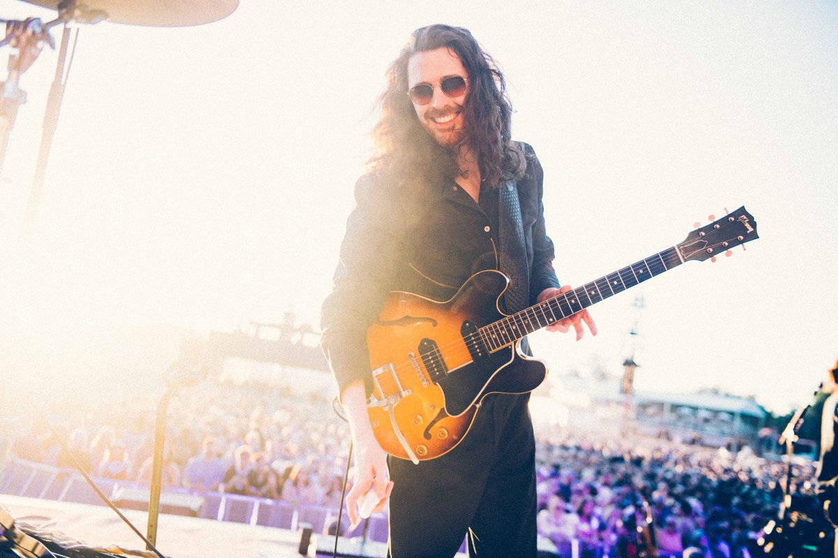 Hozier's tweet photo. The @aclfestival has to be one of my favourite festivals of all.  

Thanks to everyone who checked out the set and to @MumfordAndSons, I was honoured to join you. Thank you for your words and the beautiful moment you created for us all in that place together.

📸@ruthlessimagery https://t.co/wUfwlv9SfR