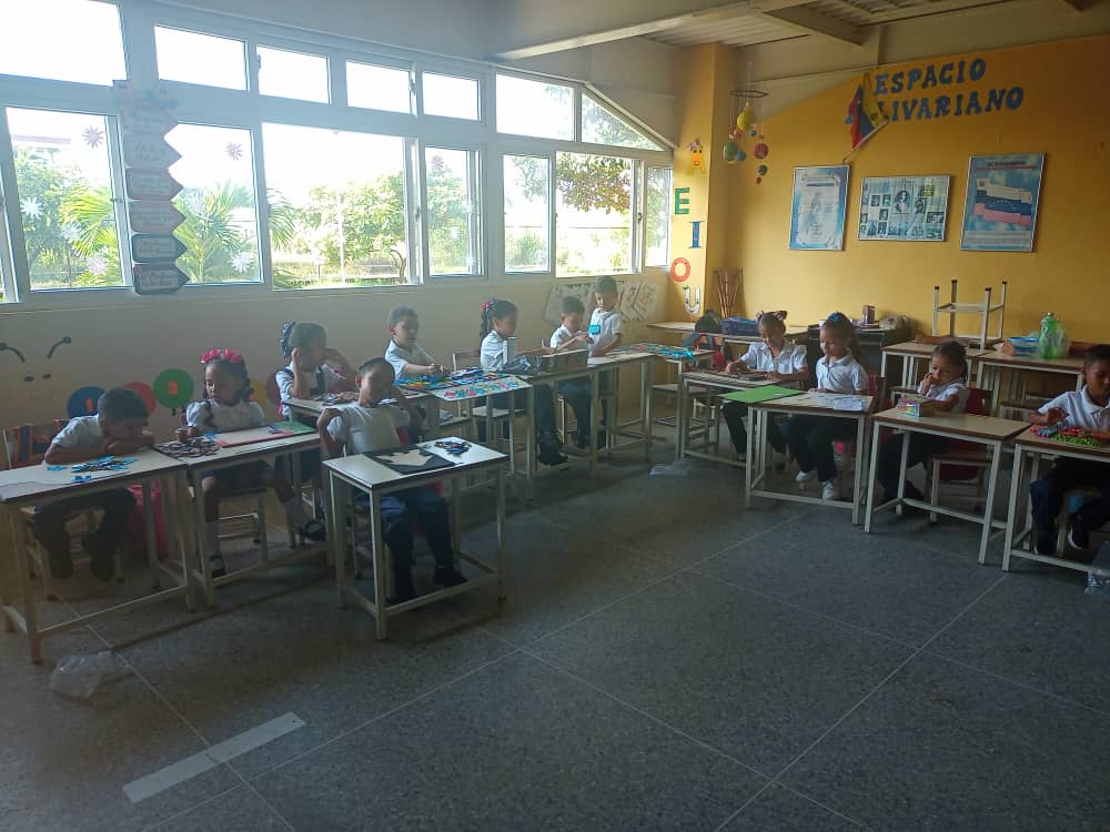 CbitSofiadeH's tweet photo. #16Oct  Aprendo y disfruto el abecedario con materiales de provecho 🔤🔠🔡 y en compañía de nuestra maestra 👩🏼‍🏫 #DuglisGelves. Dirigido a los niños y niñas de 1er grado "A" en el @EBNFernandoSim1 🟡🔵🔴 https://t.co/TwTizjtR6f