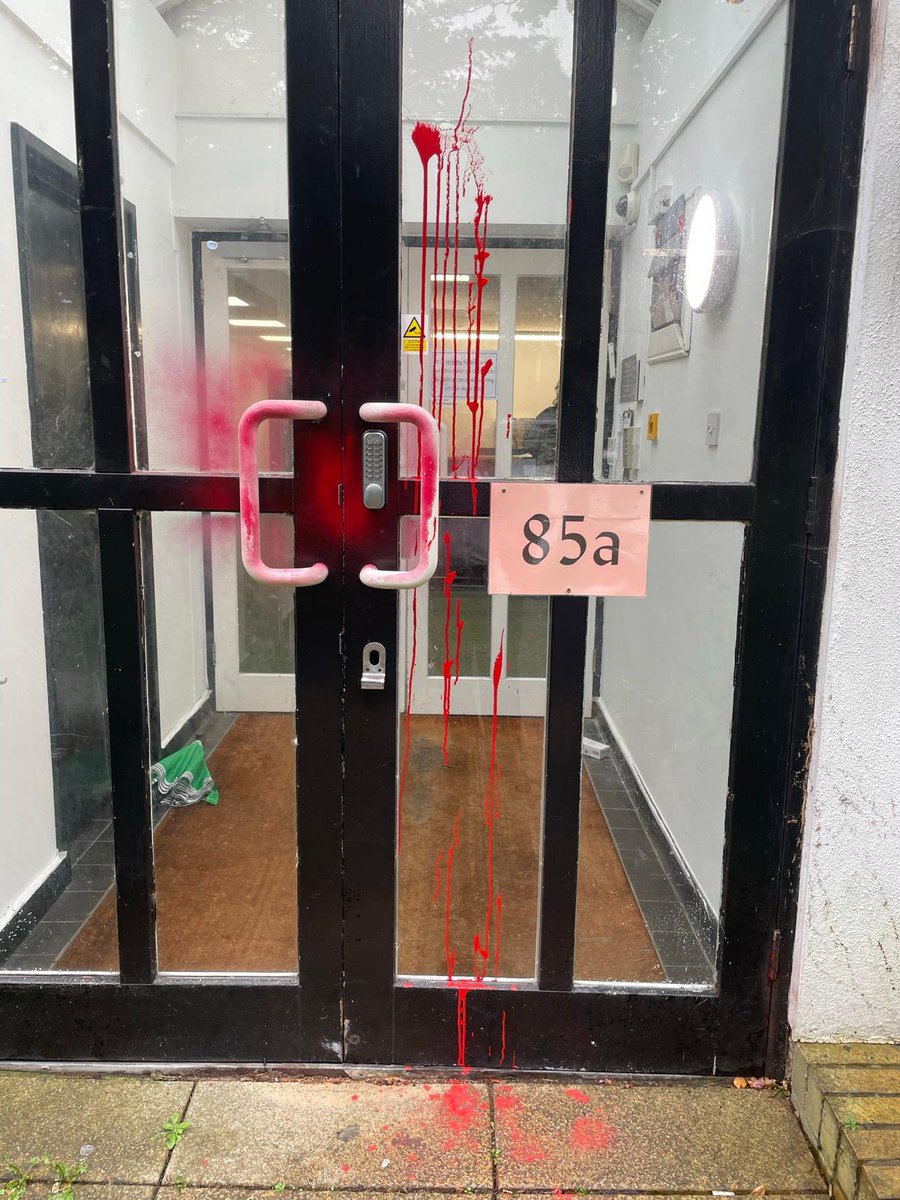Dues escoles jueves a Stamford Hill, Londres, vandalitzades: L'escola de noies de Vishnitz i la propera escola de noies Beis Chinuch Lebonos tenien pintura vermella. Fotos del rabí Levi Schapiro #ProuAntisemitisme