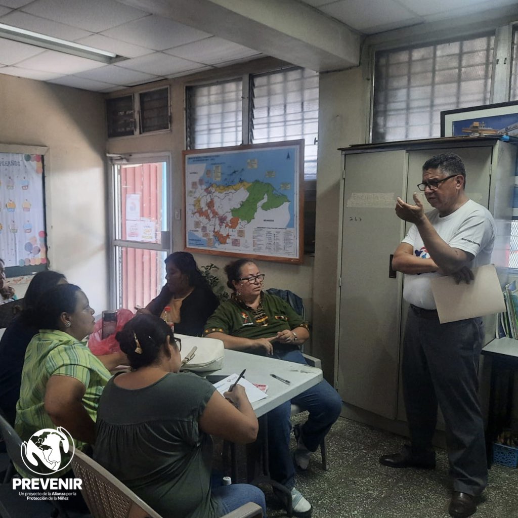 alianzappn's tweet photo. Fe y Alegría Honduras, implementador del proyecto Prevenir,  emplea la metodología Crianza con Ternura, creada por @worldvision. El objetivo es que los docentes adquieran  habilidades de escucha y herramientas para acompañar a los NNA ante diferentes situaciones. 👩🏽‍🏫👨🏽‍🏫👦🏽👧🏽

#niñez https://t.co/gHjB5Lppdc
