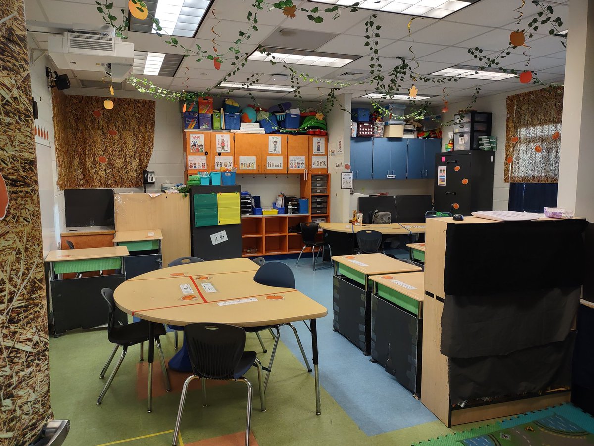 Mrs_Spurlin's tweet photo. It's PUMPKIN Week! 🎃🎃 #roomtransformation https://t.co/CujIlJPI6w