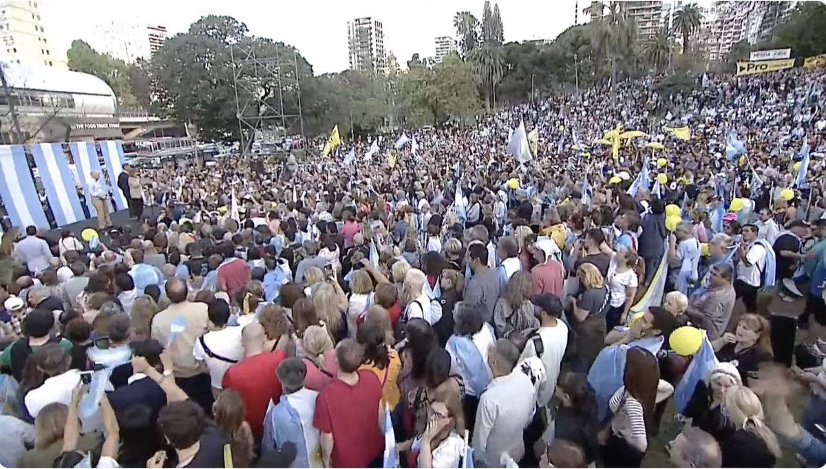 YoSoyMartiniano's tweet image. MULTITUDINARIO APOYO A PATRICIA BULLRICH. Ahora en Barrancas de Belgrano. #PatoPresidente🇦🇷🦆