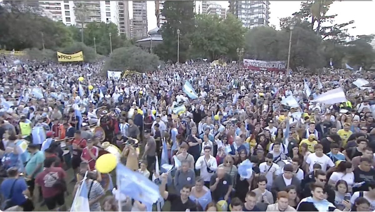 YoSoyMartiniano's tweet image. MULTITUDINARIO APOYO A PATRICIA BULLRICH. Ahora en Barrancas de Belgrano. #PatoPresidente🇦🇷🦆