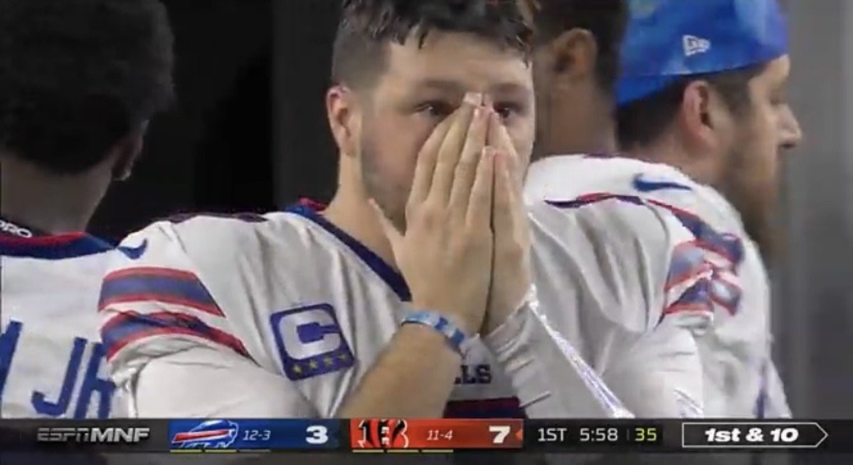 jusgotheresorry's tweet photo. @BillsOwnTua @MeatOozy @jamalbounassif_ @MiamiDolphins @Lexus @Tua and yet the boy ain’t blubbering all the time like this little bitch lmfao https://t.co/0ZbiCO3Ff6