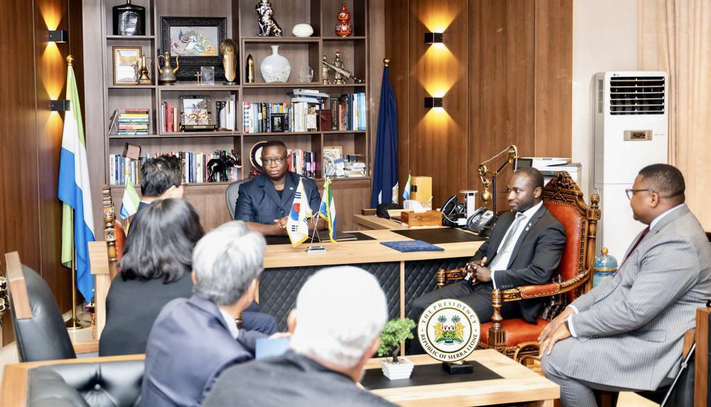 Presidency_SL's tweet photo. Today, His Excellency @PresidentBio received The Special Envoy of President Yoon Suk Yeol of the Republic of #SouthKorea, the Minister of Agriculture, Food and Rural Affairs, Chung Hwang-keun.

The Special Envoy conveyed President Yoon Suk Yeol’s message of solidarity and support towards the Government’s FEED SALONE Programme.

Sierra Leone and South Korea have enjoyed enduring bilateral and diplomatic relations that dates back over 60 years, and President Bio is committed to advancing the shared partnership for the growth and development of both countries.

🇸🇱🤝🇰🇷

#PresidencySL🇸🇱 

@hmkpaka