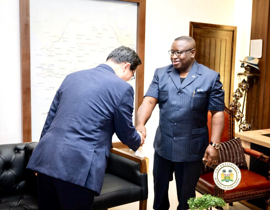 Presidency_SL's tweet photo. Today, His Excellency @PresidentBio received The Special Envoy of President Yoon Suk Yeol of the Republic of #SouthKorea, the Minister of Agriculture, Food and Rural Affairs, Chung Hwang-keun.

The Special Envoy conveyed President Yoon Suk Yeol’s message of solidarity and support towards the Government’s FEED SALONE Programme.

Sierra Leone and South Korea have enjoyed enduring bilateral and diplomatic relations that dates back over 60 years, and President Bio is committed to advancing the shared partnership for the growth and development of both countries.

🇸🇱🤝🇰🇷

#PresidencySL🇸🇱 

@hmkpaka