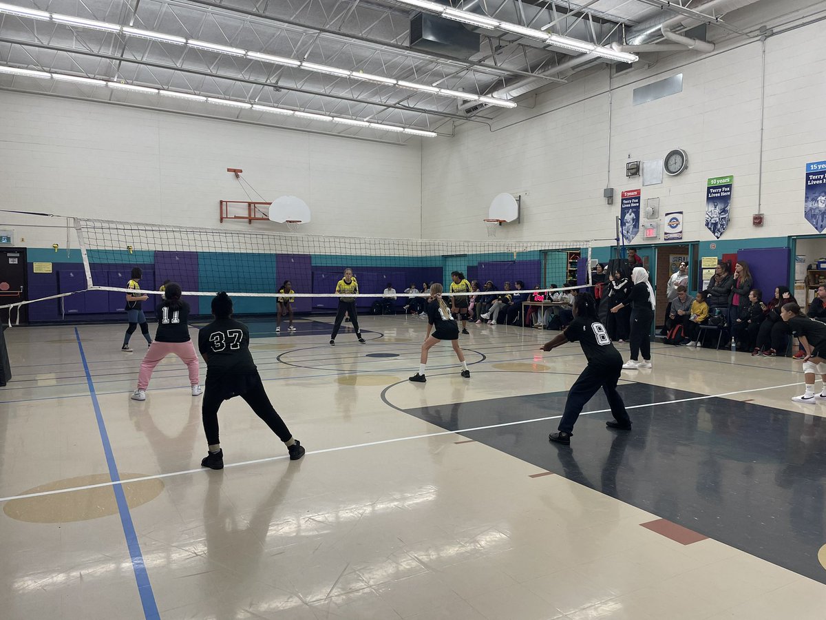 1st game of the season for <a href="/JanetLee_HWDSB/">Janet Lee Elementary School</a> Junior Girls Volleyball! Way to go girls #Jaguars #getlow 🏐🐆