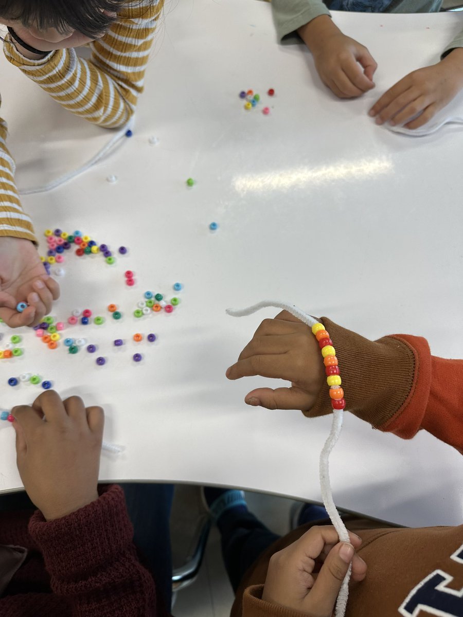 Today we practiced making our own repeating patterns with coloured beads! Look at all the different coloured patterns we made! 😁 <a href="/HDSBMath/">HDSB Math</a> <a href="/DesmondHDSB/">Viola Desmond Public School</a>