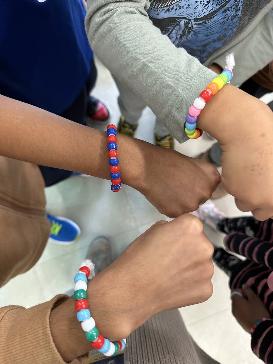 MsDellUnto's tweet photo. Today we practiced making our own repeating patterns with coloured beads! Look at all the different coloured patterns we made! 😁 @HDSBMath @DesmondHDSB https://t.co/tCiVdrmglk