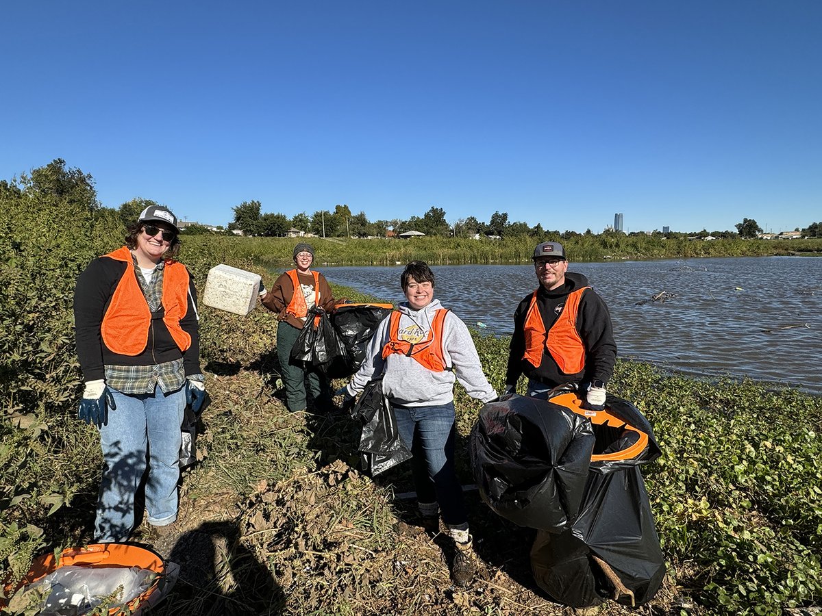 Thank our volunteers who helped clean up Oliver Park this past Saturday. We collected 45 bags of trash, totaling 1,042 lbs.! That helps create a cleaner OKC and healthier waters. If you want to make a difference, call (405) 297-1797 or sign up here: signupgenius.com/go/10c094aafa9…