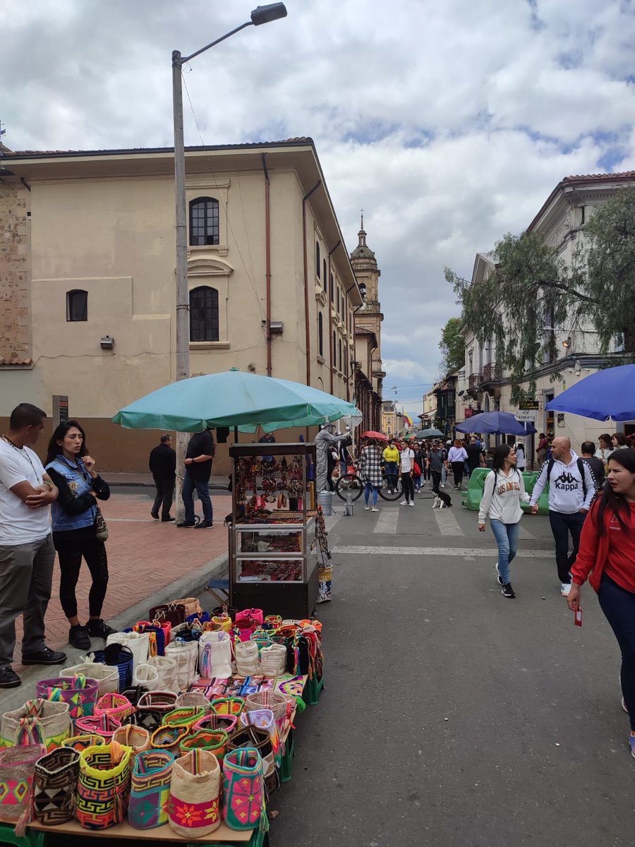 MrsCarito's tweet photo. Un pedacito de uno de mis lugares favoritos La Candelaria, con sus calles adoquinadas y coloridas casas que me enamoran. Cada esquina está llena de encanto y cultura, y caminar por sus calles me hace sentir que de lo pequeño se puede crear algo verdaderamente grande. #YoAmoBogotá https://t.co/pQMF9VIJ3U