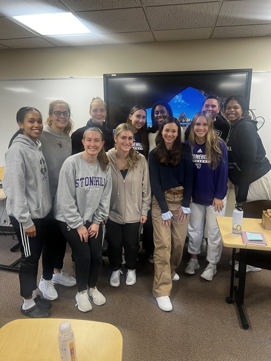 StonehillWBB's tweet image. Dr. Daryl Appleton came through today to drop gems on success ✨ Great having alumna back on campus to talk to the team 💯 #GoHill