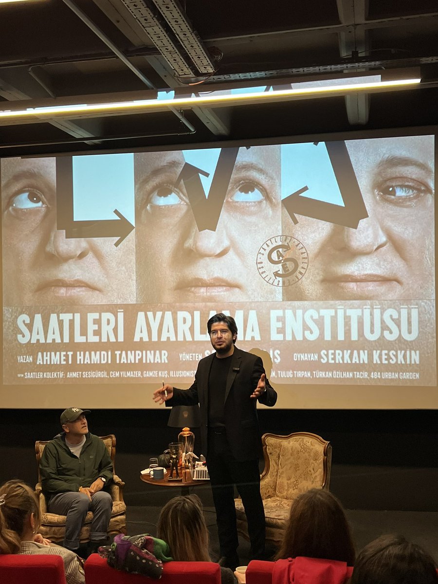 Ahmet Hamdi Tanpinar'in
Türk Edebiyatinin dönüm
noktalarindan biri olan Saatleri Ayarlama Enstütüsü kitabindan uyarlanan tiyatro soylesisi, <a href="/velhasil/">Yusuf</a> akademi sevgili <a href="/mehmettcemil/">Mehmet Cemil</a> moderatörlügünde <a href="/minoapera/">Minoa Books</a> da, oyunun yonetmeni @serdarbilis in katilimtyla gerçeklesti.