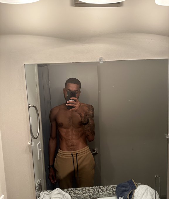 I&rsquo;m soooo skinny 🤷🏽&zwj;♂️ https://t.co/YO79plWNpL