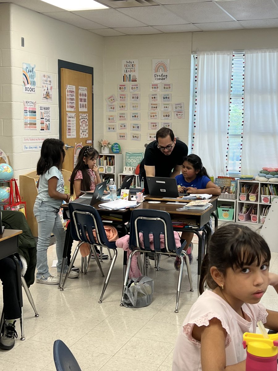 misspenap's tweet photo. Thank you so much @GilbertBarrer13 for coming out and introduce Canva to my class. 
Thank you for being so patient and helpful!!☺️ 
Creating infographics for our informational text unit. 

Stay tuned for the results 😍☺️ https://t.co/ao28X9OA4J