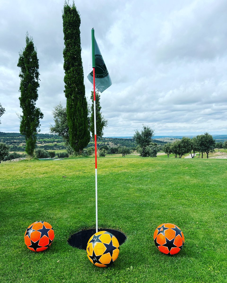 CyLFootGolf's tweet photo. Este sábado va a estar lleno de sorpresas y entre las tres que esperamos???? Esta es la primera: #HOLEINONE en el hoyo 6 ¿Quién será capaz de embocar, de un solo golpe, y llevarse el gran premio sorpresa??? 😎
Ahora que ya lo sabes #AtréveteAMeterla #HoleInOne #FootGolf @air_club https://t.co/nuRieM887C