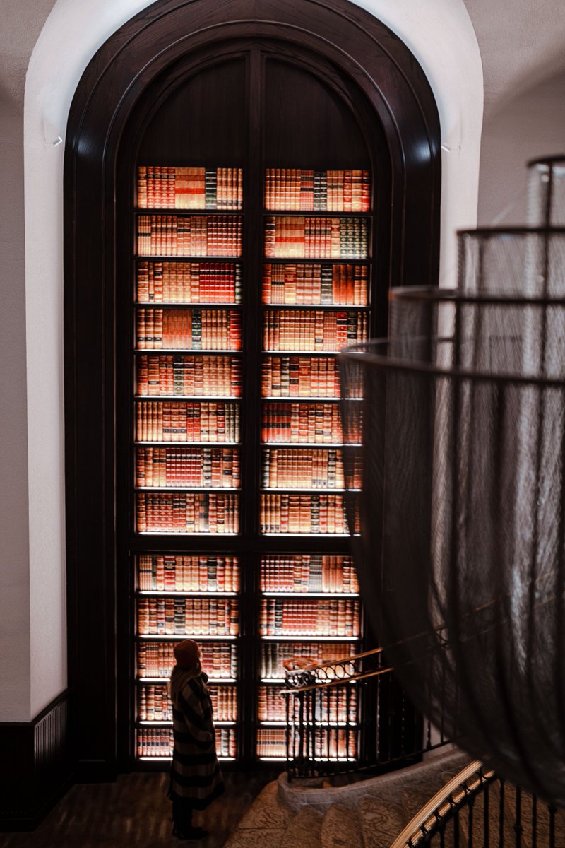 This is no ordinary bookcase... 🍸 📷: @melissafindley + @ryan_field_