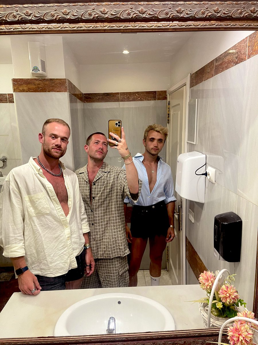 ryane_b92's tweet photo. F E R A L
#holiday #BestFriends #gay #GranCanaria https://t.co/wfHJ6BHSpQ