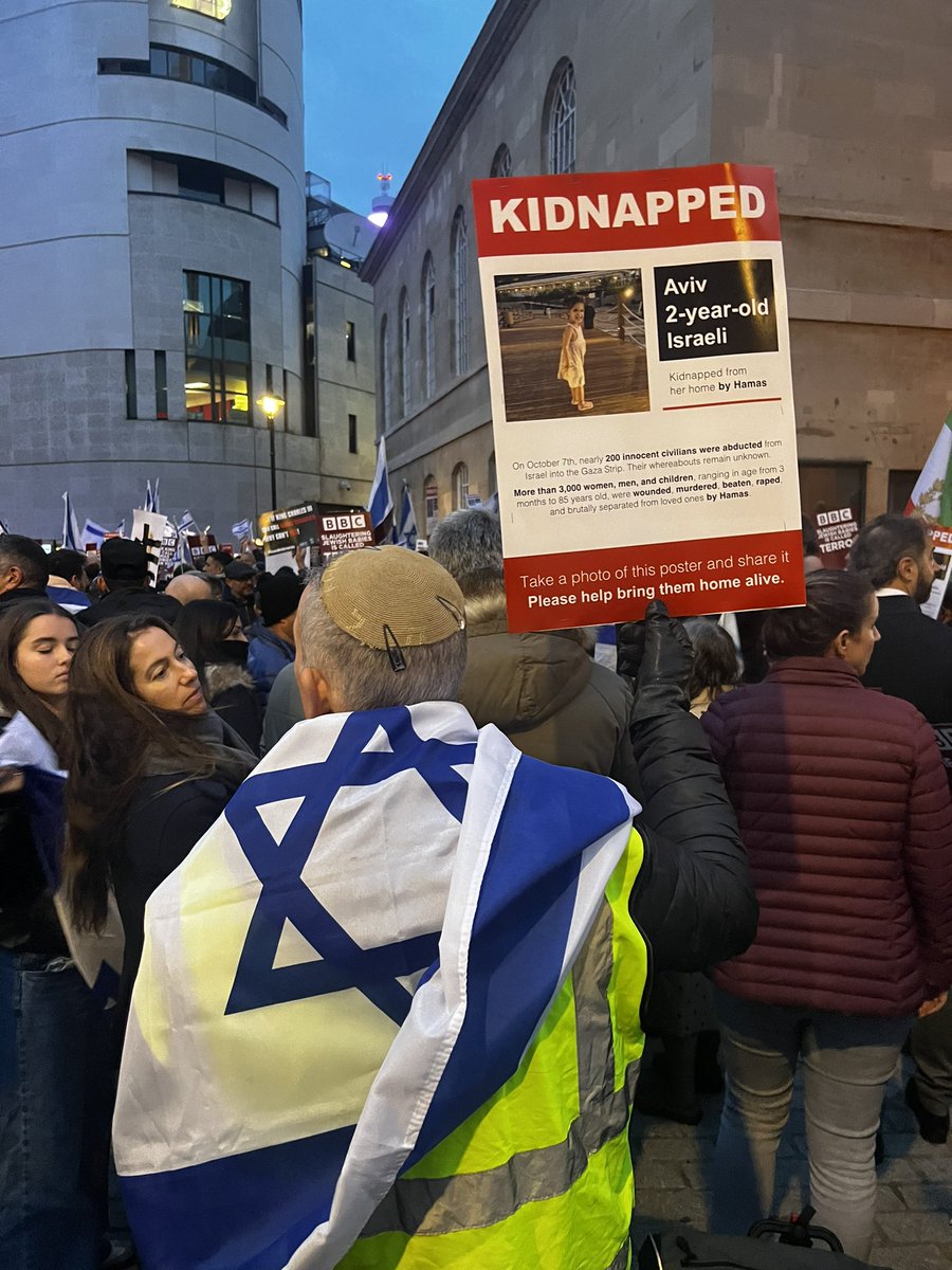 TiceRichard's tweet image. Proud to stand with Jewish community protesting in big numbers outside BBC HQ 

Hamas are terrorists

Heartbreaking seeing pictures of kidnapped children by these terrorists