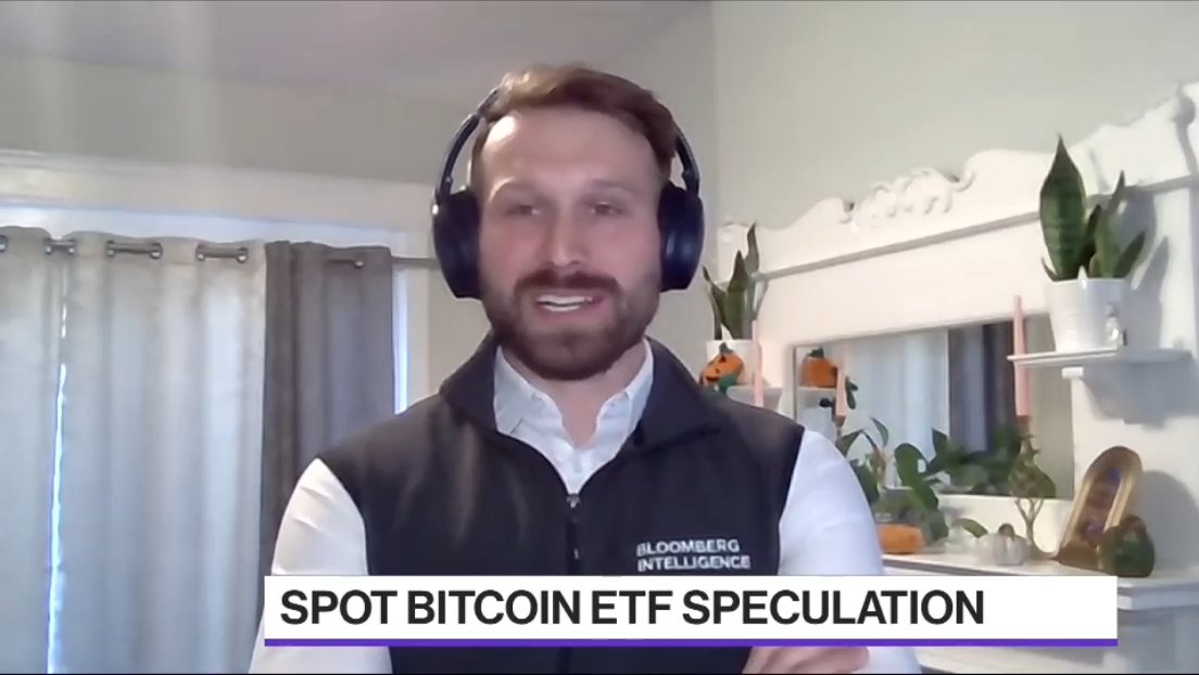 JSeyff's tweet photo. Quick shoutout to my girlfriend for having a TV-ready mantle at all times so I didn't look ridiculous for a last minute @BloombergTV appearance talking about the fake spot #Bitcoin  ETF news https://t.co/QdmRWsyI9n