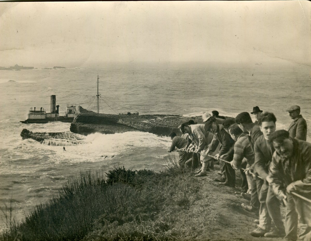 #SAUVETAGE HISTORIQUE 🆘  Le 27 janvier 1930, le navire "Knebworth" s'échoue à 300 m du phare de Biarritz 🚨 Malgré des conditions météorologiques difficiles, les #SauveteursenMer réussissent à sauver les 23 naufragés ⚓️ Tout le récit 👉🏻 bit.ly/3PXJNKQ