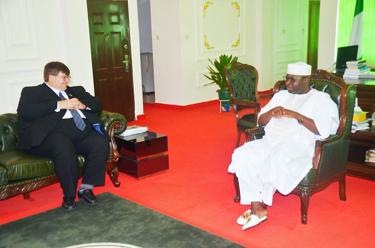 AriKeana's tweet photo. High Commissioner Of Nigeria @ngmission_sle, H.E @OmakuHenry and the Dean of the Diplomatic Corps, played host to the new U.S Ambassador to Sierra Leone, His Excellency, Bryant Hunt at the Nigeria House.

The visit was foster stronger bilateral ties between the two countries https://t.co/cX6IDpk8pr