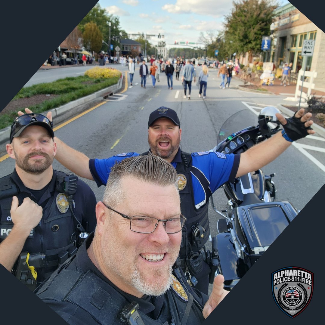AlpharettaDPS's tweet photo. Great weekend out in our community working the Wire & Wood Festival 2023!
#AlpharettaDPS #adps #AlpharettaPolice #AlpharettaPD #policemotorunit #policeofficer #weekendmode #downtown #LiveWorkPlay #AwesomeAlpharetta #WeLoveAlpharetta #AlpharettaStrong https://t.co/QdUkkD5PLt
