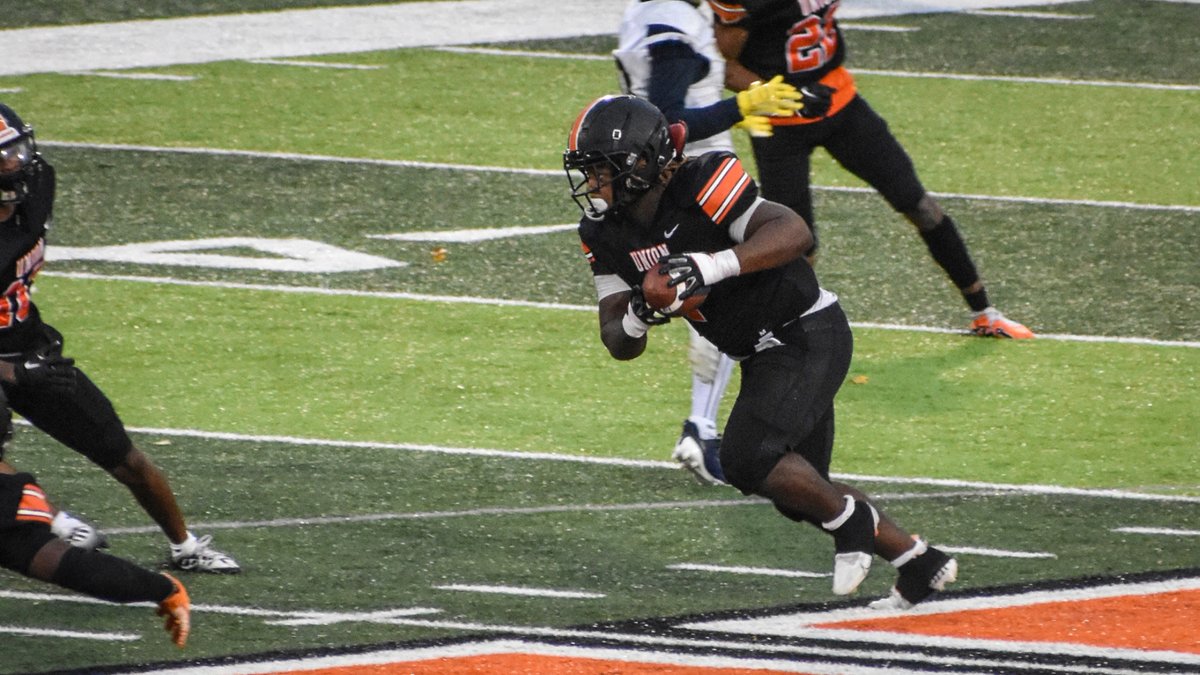UnionBulldogs's tweet photo. Union LB Noah Steen has been named the #AACFB Defensive Player of the Week!

Steen recorded 12 total tackles, one sack, 1.5 TFLs, two pass breakups, and a 51-yard interception return for a touchdown in Union's Homecoming win over Point.

#RepTheU

➡️➡️➡️ https://t.co/pw3vdyywRX https://t.co/NV5uNfZFE6